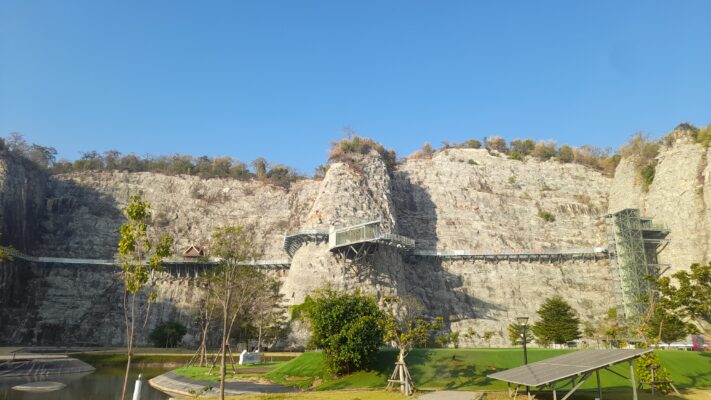 สกายวอล์คอู่ทอง